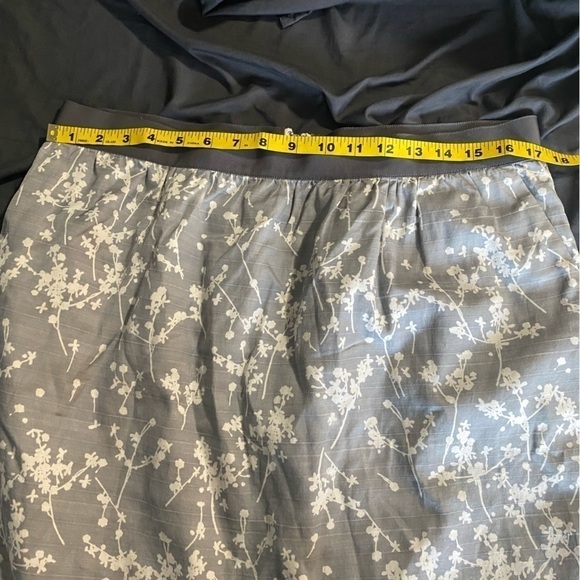 Ann Taylor Gray and white Floral skirt - Picture 5 of 7